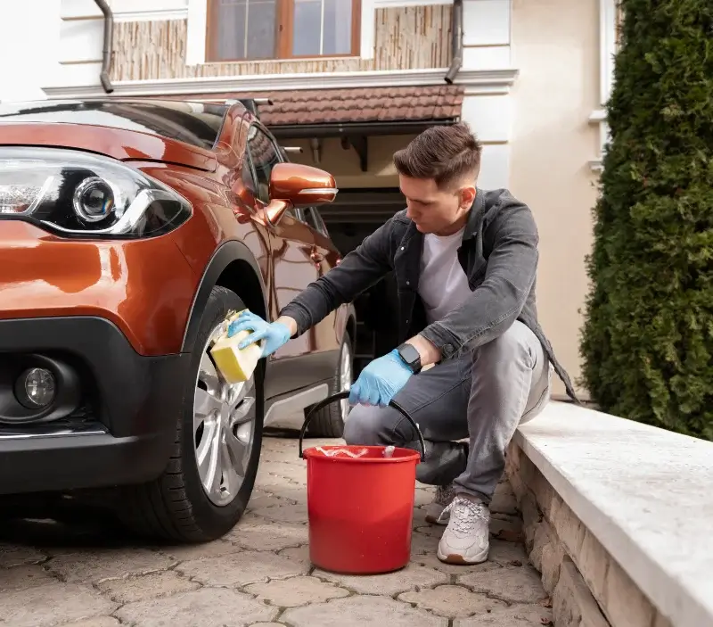 Lavage auto à domicile Fouquebrune : professionnel intervenant sur un véhicule